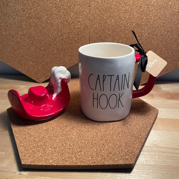 NWT Rae Dunn Disney “Captain Hook” ceramic mug with lid - Picture 3 of 6